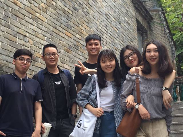 郑焕钊（左二）和员工